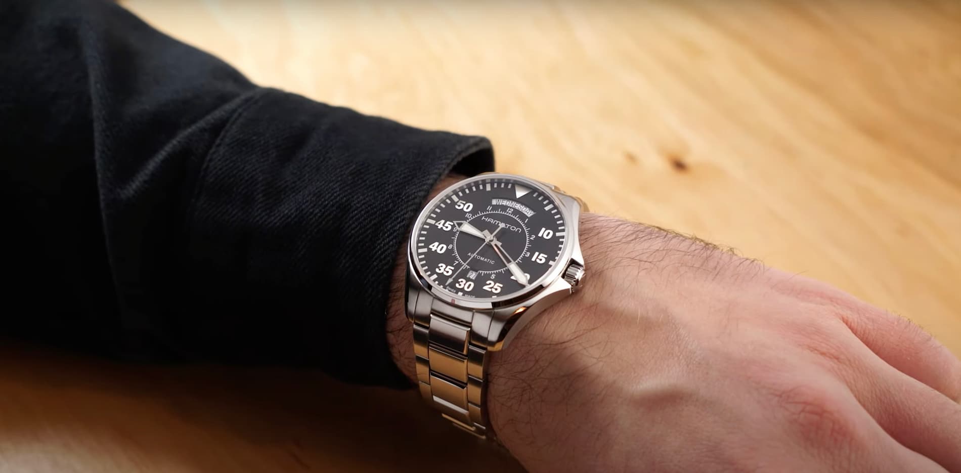 Hamilton Khaki Pilot Daу Date на руке, живое фото